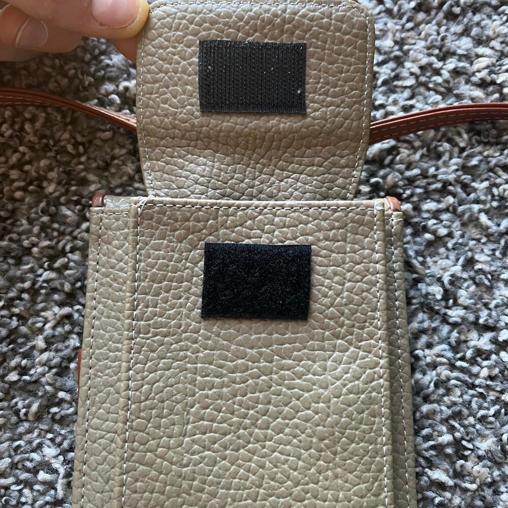 Dooney Bourke Tan Leather Wallet Crossbody Strap Travel Luxury Normcore Utility - Picture 8 of 8